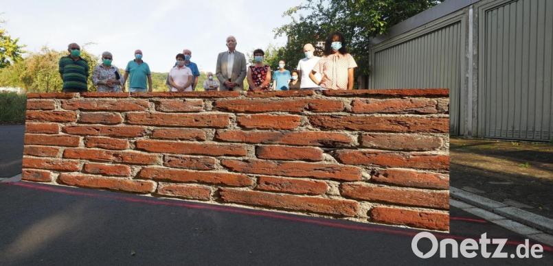 Die Steine des Anstoßes: Eine Mauer, rund 1,50 Meter hoch, soll die Dostlerstraße in Ost und West teilen. Quer durch die Straße. Die Anwohner sind alles andere als begeistert. Nun will die Stadt das strittige Grundstück enteignen. Bildmontage: ref