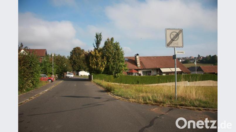 Nach diesem Schild darf schneller als 30 km/h gefahren werden. Dahinter befinden sich aber Wohnhäuser. Besonders für Kinder sind schneller vorbeifahrende Fahrzeuge eine große Gefahr. Bild: wro