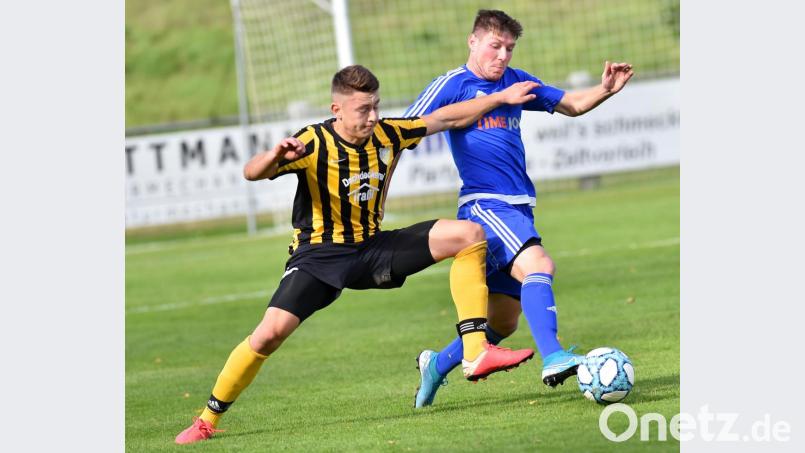 Nur zu gerne würden die Bezirksliga-Fußballer in einem geordneten Spielbetrieb unterwegs sein. Da aber zuletzt viele Spielausfälle notiert wurden, sollen im November die Nachholspiele priorisiert werden. Der Ligapokal wird hinten angestellt. Unser Bild zeigt eine Szene aus dem Spiel zwischen dem SV Kulmain und SV Etzenricht (1:5). Bild: A. Schwarzmeier