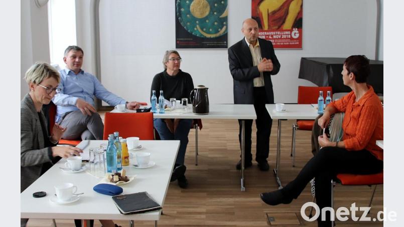 Der Görlitzer Kultursekretär Joachim Mühle (stehend) und Susanne Lehmann (links), Pressesprecherin des sächsischen Landkreises, moderierten am Tag der deutschen Einheit eine Diskussion mit den Gästen aus Schwandorf. Zu ihnen gehörten Manuel Lischka, Carolin Schmuck und Christina Lanzl (von links). Bild: Thomas Dobler