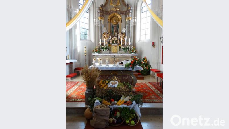 Der Erntedankaltar in der Filialkirche Sankt Wendelin Trevesen Bild: twg