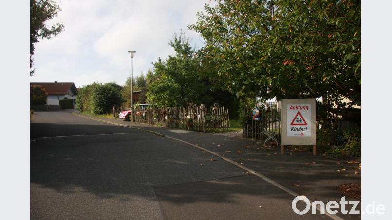 Die Tempo-30-Regelung gilt in diesem Wohnbereich nicht mehr. Um auf Kinder in diesem Teilstück der Waldstraße aufmerksam zu machen, wurde von privater Seite eine Warntafel aufgestellt. Bild: wro