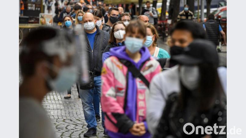 Prager stehen Schlange an der Sammelstelle am Wenzelsplatz, um sich auf Covid-19 testen zu lassen. Bild: Vít Šimánek