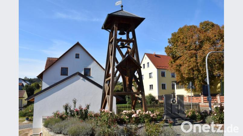 Der Bürgermeister konnte die Bürger von Untersteinbach beruhigen. Der Klöppel der oberen Glocke wurde nicht gestohlen, er ist zur Reparatur. Bild: bnr