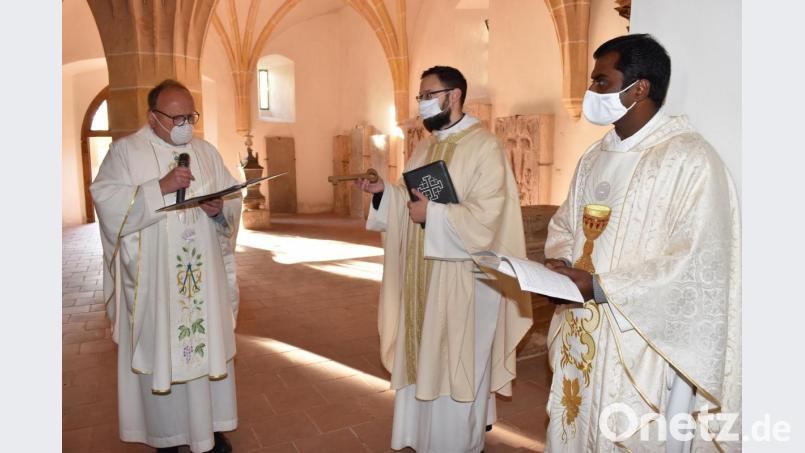 Dekan Elmar Spöttle (links) übergibt den Kirchenschlüssel an den neuen Pfarrer Thomas Arweck (Mitte) und an den neuen Pfarrvikar Thomas Sanikommula (rechts). Bild: no