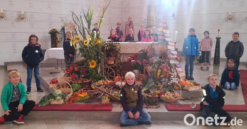 Die Klasse 3b vor dem Erntedankaltar in der Pfarrkirche. Bild: ü