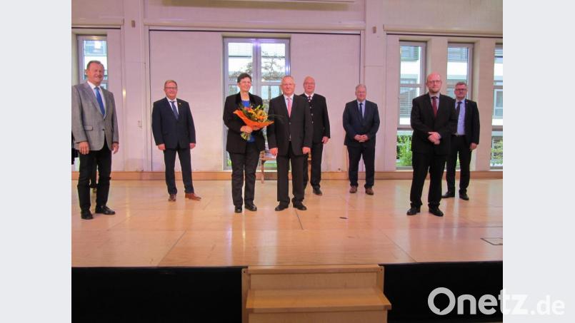 Abschied in großer Runde (von links). Bezirkstags-Kulturreferent Richard Gaßner, Bezirksrat Martin Preuß, Maria und Benedikt Boßle, Bezirkstagspräsident Franz Löffler, Landrat Richard Reisinger, der neue Schulleiter Dominik Lehmeier und Bürgermeister Michael Göth. Bild: aks