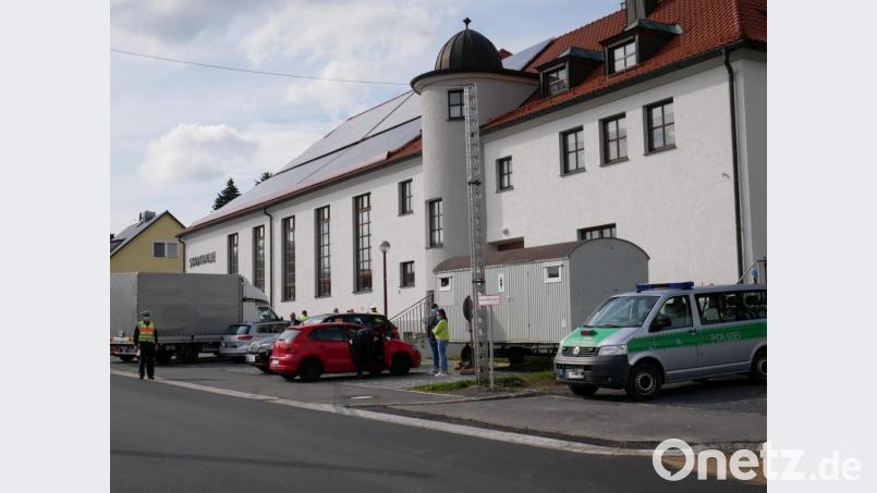 Insgesamt 30 Einsatzkräfte kontrollierten unter der Leitung von Inspektionsleiter Roland Heldwein den Ein- und Ausreiseverkehr in der Egerer Straße. Bild: hmr
