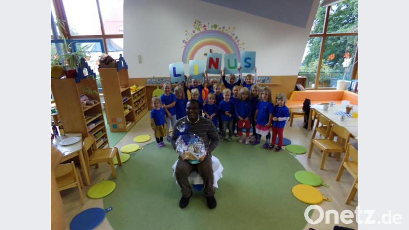 Pfarrvikar Linus Chukwudi Nwankwo wurde vom Kindergarten herzlich begrüßt. Ein Genusskorb mit bayerischen Spezialitäten durfte nicht fehlen. Bild: fks