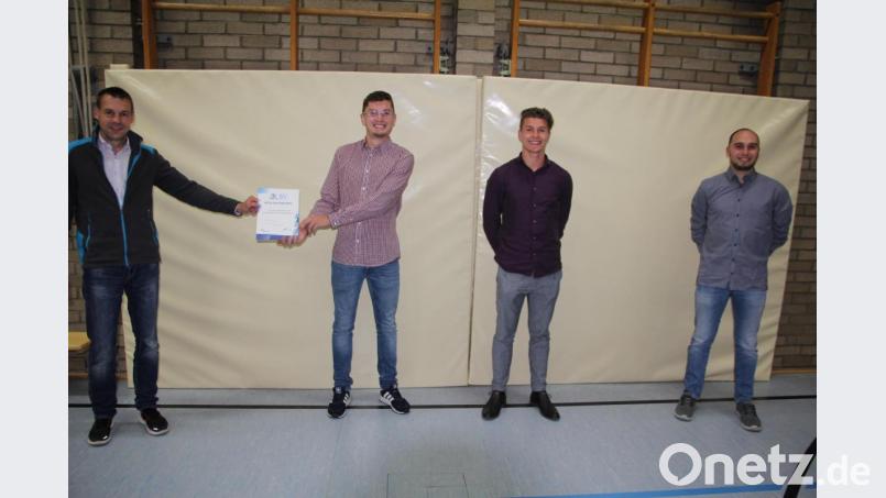 BLSV-Kreisvorsitzender Andreas Malzer (links) überreichte die Urkunde an Federballfreunde-Vorsitzenden Max Siller. Mit dabei waren Kassenprüfer Felix Meyer und Kassier Manuel Ernst. Bild: kro