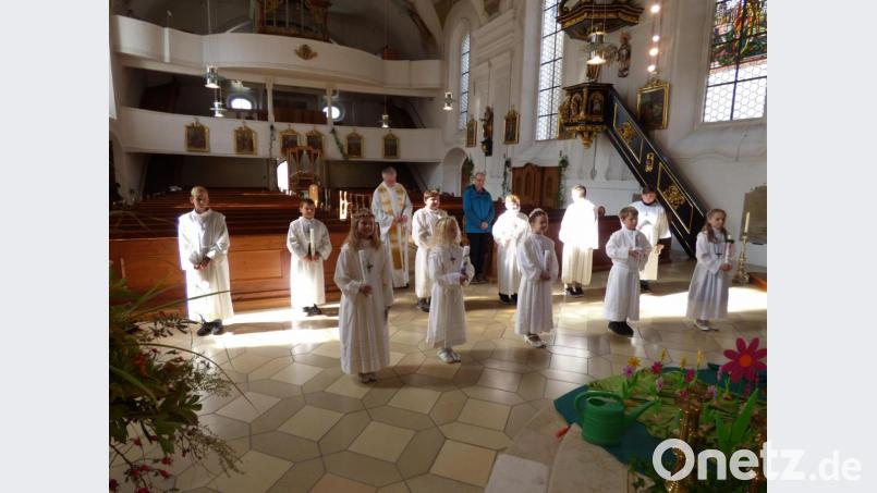 Die zweite Gruppe mit elf Erstkommunikanten, zusammen mit Stadtpfarrer Edmund Prechtl und Pastoralreferent Albert Neiser. Bild: mng