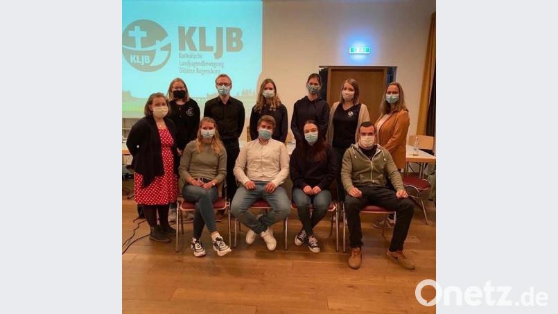 Der KLJB-Kreisverband Schwandorf geht mit einem engagierten Vorstandsteam in die nächsten zwei Jahre. An der Spitze stehen (sitzend von links) Anna Sorgenfrei, Dominik Elling, Magdalena Fink und Simon Kleierl. Bild: Maria Weber/exb