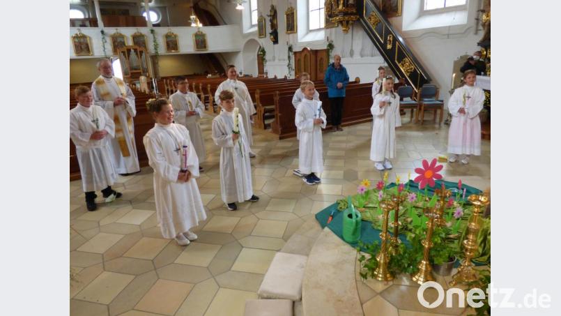 Die erste Gruppe mit zehn Erstkommunikanten. Weil aufgrund der Sicherheits- und Hygienebestimmungen nur 60 Gottesdienstbesucher in der Pfarrkirche zugelassen sind, musste die Erstkommunion auf zwei Eucharistiefeiern aufgeteilt werden. Bild: mng