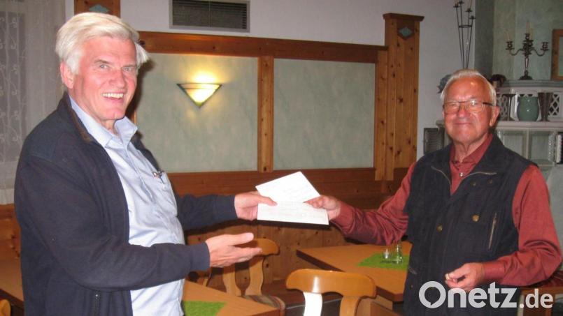Zweiter Vorsitzender Robert Hierl (links) gratuliert dem Vorsitzenden des Männergesangvereins Johannisberg, Klaus Scholz, zum 80. Geburtstag. Bild: bas
