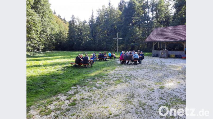 Die Blockhütte auf der Hammerbergwiese in der Flötz ist immer ein lohnendes Wanderziel. Die CSU genoss bei ihrer Dankeschönwanderung den romantischen Flecken. Bild: bkr