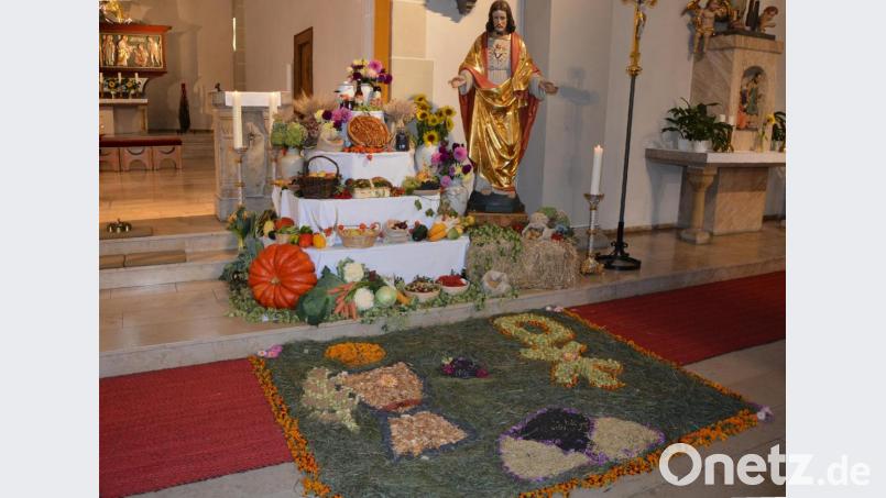Der Erntealtar stand am Sonntag im Mittelpunkt der Feierlichkeiten zum Erntedankfest. Die Dorfgemeinschaft Pechofen hat den Altar in der Pfarrkirche St. Jakob gestaltet, die Mitterteicher Pfadfinder legten den Blumenteppich. Noch bis Donnerstagmittag ist der Erntealtar zu bewundern. Bild: jr