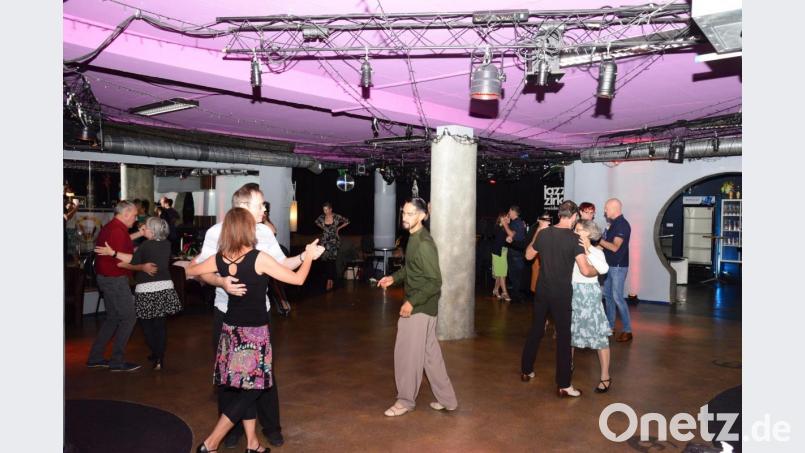 Marco González (Mitte) beobachtet die Tanzpaare, um mögliche Verbesserungen bei Schritt und Haltung zu empfehlen. Bild: bey