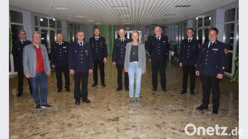 Kassenprüfer und Vertrauensleute sowie eine neue Schatzmeisterin wählte die Feuerwehr Wiesau. Das Amt der Schatzmeisterin übernahm Sabine Saller (Vierte von rechts). Den Gewählten gratulierten Bürgermeister Toni Dutz, Kreisbrandrat Andreas Wührl und der Feuerwehrreferent der Gemeinde, Helmut Oppl (ab Zweiter von links), sowie Vorsitzender Manfred Beer (Sechster von links). Bild: wro