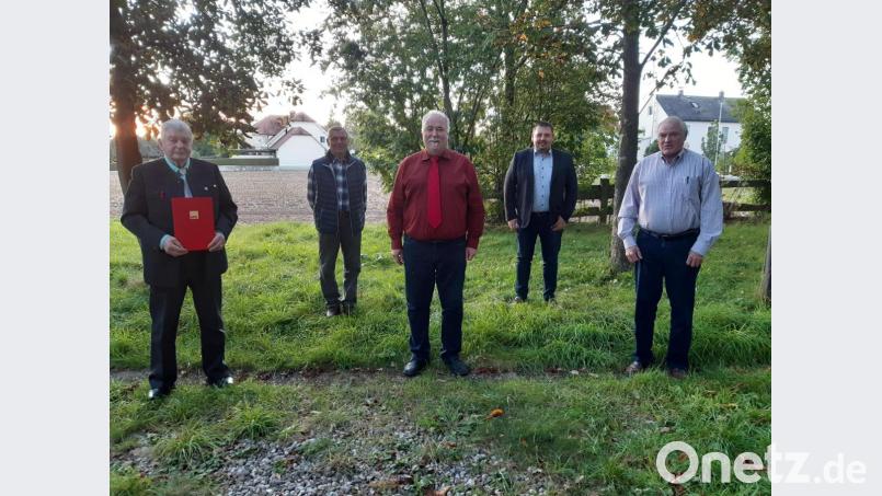 Die beiden Jubilare Werner Faget (links) und Johann Stahl (rechts) zusammen mit Vorsitzenden Karl Kick junior (Mitte) sowie Ehrenvorsitzenden Josef Kammerer (Zweiter von links) und Kreisvorsitzenden Markus Ludwig (Zweiter von rechts) Bild: fsb