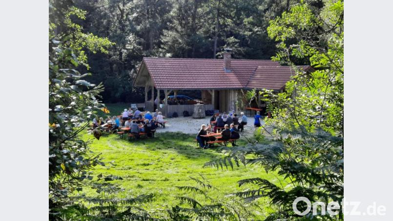 Die Blockhütte auf der Hammerbergwiese in der Flötz ist immer ein lohnendes Wanderziel. Die CSU genoss bei ihrer Dankeschönwanderung den romantischen Flecken. Bild: bkr