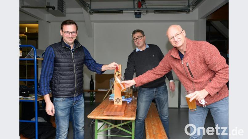 "Braumeister Florian Gietl, Vorsitzender Andreas Bösl und dritter Vorsitzender Gunther Lukas freuen sich über das erste Zeigl , das von den Gästen als vorzüglich beschrieben wurde. Bild: bey