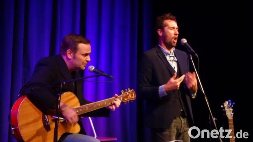 Musikalität, schwarzer Humor und Bühnen-Präsenz: Martin Schmid (links) und Stefan Leonhardsberger beim Liederabend auf der Bühne im Capitol. Bild: hka