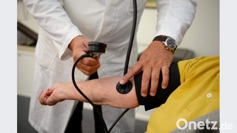 Das Bild zeigt einen Hausarzt, der in seiner Praxis einer Patientin den Blutdruck misst. Die medizinische Versorgung war am Montagabend ein Thema im Stadtrat Mitterteich. Symbolbild: Bernd Weissbrod/dpa