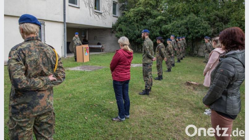 Ansprache mit Abstand: Nur wenige geladene Gäste konnten wegen der Corona-Beschränkungen am Übergabeappell teilnehmen. Bild: hbe