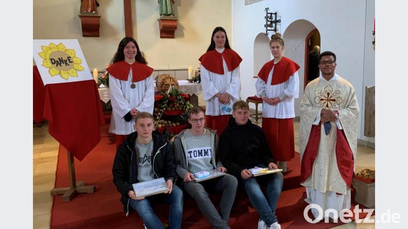 Kaplan Justin Kishimbe (rechts) dankte Johannes Porst, Ralf Schreyer und Jonas Etterer (von links sitzend) ebenso wie deren Nachfolgerinnen Annalena und Ronja Schreyer sowie Lea Wolf (von links stehend). Bild: mez