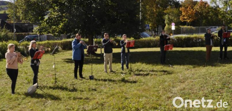 Zur Freude der Gottesdienstbesucher spielten die Bläserinnen und Bläser des evangelischen Posaunenchors nach dem Erntedankgottesdienst einige Stücke im Kirchgarten. Bild: wel