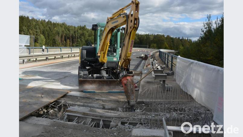 Ein Spezialunternehmen aus Oberbayern führt die Sanierungsarbeiten auf der Brücke über die Autobahn A93 zwischen Pechbrunn und Mitterteich aus. Bild: jr