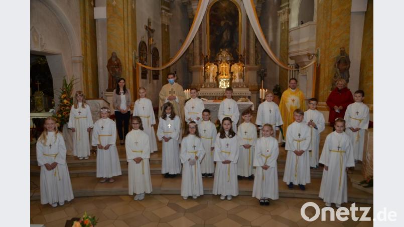 Im Zeichen der Corona-Pandemie Erstkommunion zu feiern, verlangt allen Beteiligten eine gewisse Verantwortung gegenüber der Mitmenschen ab. Trotzdem ein ganz großer Tag für die 18 Erstkommunikanten, die den Reigen am Tag der Deutschen Einheit eröffnen und mit viel Sonne und blauem Himmel belohnt wurden. Bild: dob