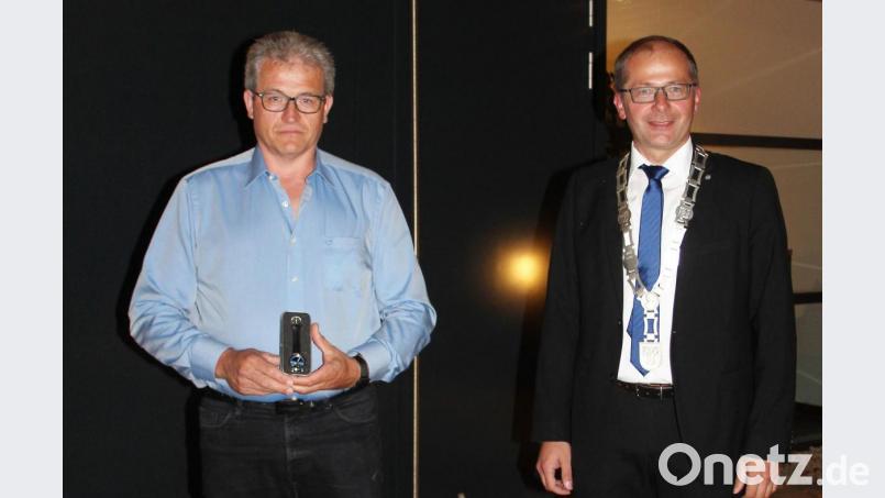 Ortssprecher a.D. Markus Schwab (links) erhielt von Bürgermeister Roman Schäffler ein Abschiedsgeschenk. Bild: stg