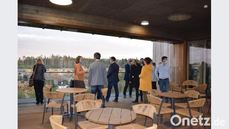 Der Arbeitskreis Schule-Wirtschaft besuchte das neue Verwaltungsgebäude der Ziegler-Group in Betzenmühle. Die Lehrer und Vertreter von Unternehmen des Landkreises informierten sich vor Ort über die Ausbildungsberufe. Bild: szl