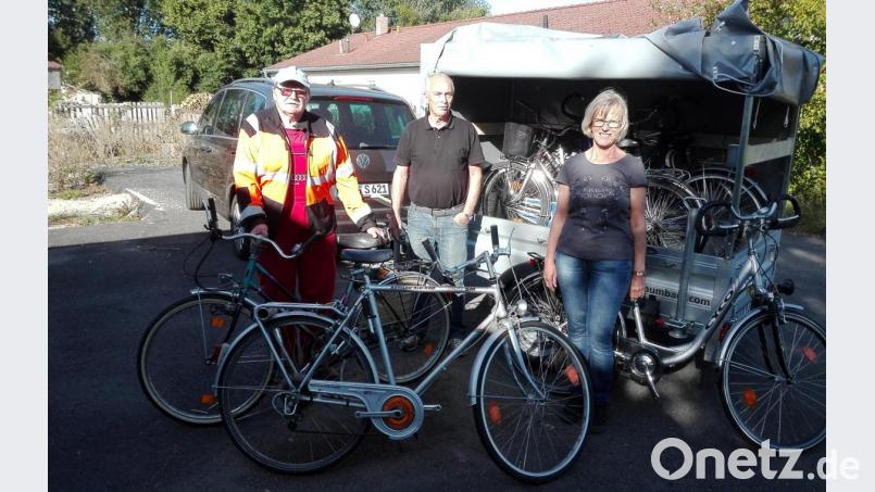 Die Räder sind gebraucht, aber gut in Schuss. Der Wiesauer Ewald Oppl übergab die Fahrzeugspende an Detlef Hofmann und Monika Seidel (von links), um sie an Pater Danko weiterzuleiten. Bild: wro