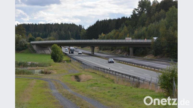 Das Brückenbauwerk über der Autobahn A93 zwischen Pechbrunn und Mitterteich muss dringend saniert werden. Der Autobahnverkehr ist wegen der Arbeiten nicht beeinträchtigt. Bild: jr
