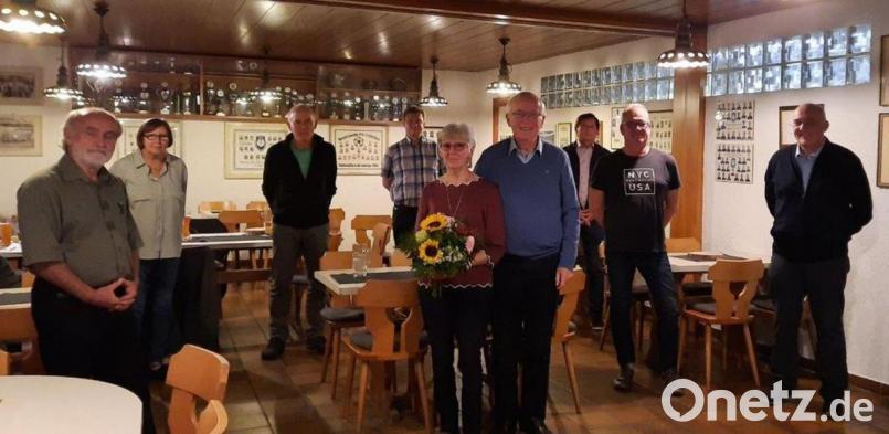 Im Bild (von links): Wunibald Heinl, Gerlinde Reichl, Josef Bösl, Reinhard Reindl, Gisela und Werner Lustig, Franz Ficker, Reiner Sirtl und Josef Sirtl. Bild: ffz