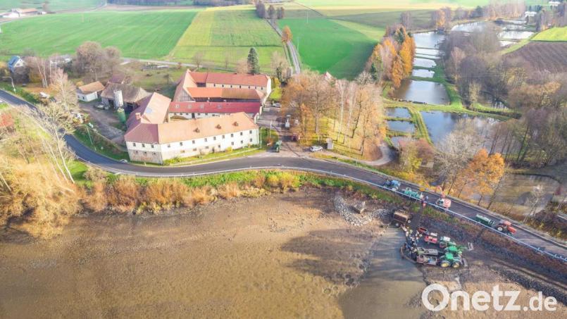 Das Abfischen des Kornthaner Weihers von oben. Wer weiß, wie alt der imposante Teich ist, ist bei der Schitzeljagd durchs Land der 1000 Teiche schon einen Schritt weiter. Bild: Matthias Kunz, Tourismuszentrum Oberpfälzer Wald/exb