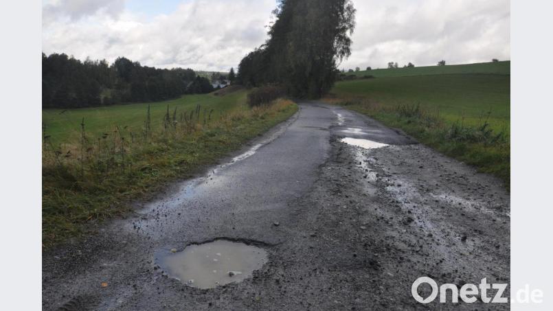 Die Straße von Naab zum Waldrand Richtung Blockhütte ist in schlechtem Zustand. Die Fahrbahn soll jetzt eine neue Asphaltdecke erhalten. Bild: ws