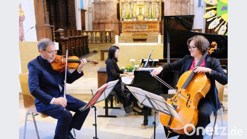 Ein trauernder Dmitri Schostakowitsch trifft in Speinshart auf einen humorvollen Ludwig van Beethoven: Das weltweit agierende Ensemble "New Cologne Piano Trio Shanghai" versteht es, ganz unterschiedliche Klangwerke der weltberühmten Komponisten beim Rosenkranzfest in einer mitreißenden Interpretation zu vereinen. Bild: do