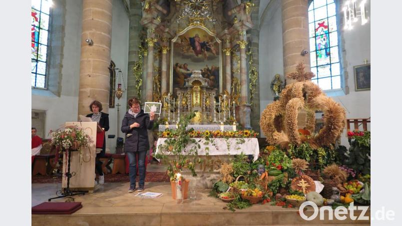 „Wer muss zusammenhelfen, damit aus den Apfelblüten einmal saftige Äpfel mit roten Bäckchen werden?“ fragten zwei Mütter. Bild: jzk