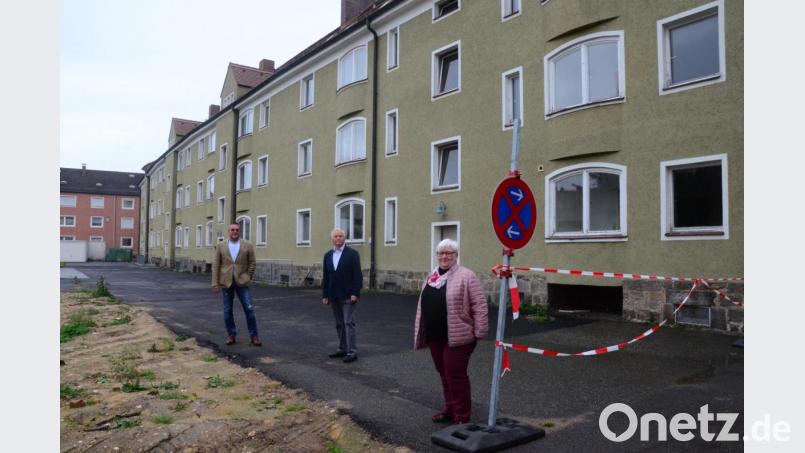 Vorstandsvorsitzender Norbert Welzl, Aufsichtsratsvorsitzender Helmut Zupfer und Vorstandsmitglied Sabine Bergler (von links) im Innenhof des Schweigerblocks. Bild: Kunz