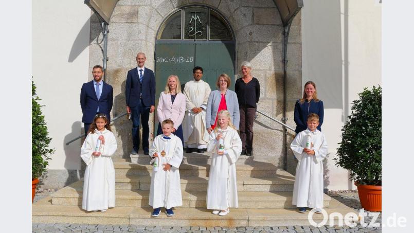 Nach dem Festgottesdienst stellten sich Pfarrer Joseph (hinten Mitte), die Lehrer Stefan Müllbauer (hinten links) und Claudia Wölke (hinten rechts), die Betreuer und Tischmütter (mittlere Reihe von links) Roland Zeitler, Claudia Paukner, Christine Schraml und Tanja Tretter-Wöhrl mit den Kommunionkindern zum Erinnerungsfoto. Bild: bsc