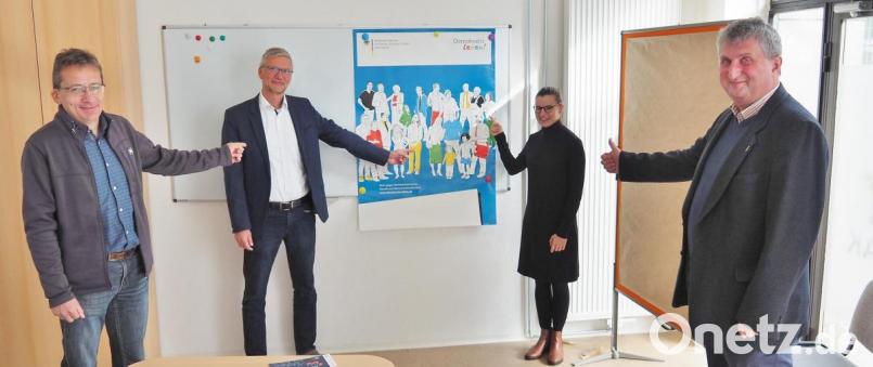 Das Bundesprogramm "Demokratie leben" macht sie möglich. Die zweite gemeinsame Demokratiekonferenz am 22. Oktober 2020 stellen vor (von links) Martin Neumann und Arno Speiser als Vertreter des Landkreises Neustadt/WN, Theresa Weidhas vom Jugendforum Weiden und Herbert Schmid von Arbeit und Leben. Bild: Bühner