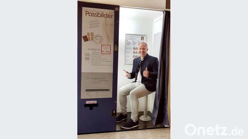 Bürgermeister Marcus Eichenmüller testet als erster den modernen Passbildautomaten, der nun im Eingangsbereich des Schnaittenbacher Rathauses steht. Bild: ads