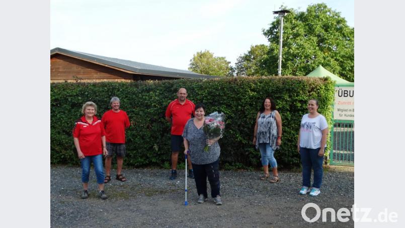 Der neue Vorstand des Zug- und Begleithundevereins dankt den Vorgängern (von links) Annett Schittenhelm, Hans Scharnagl, André Petzold, Tanja Pree, Doris Würschinger und Yvonne Petermann. Bild: Uwe Bergler