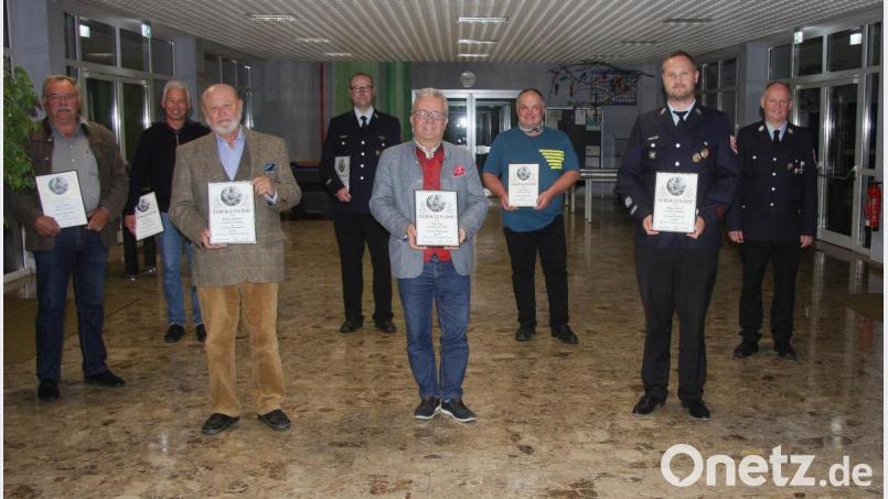 Im Mittelpunkt der Jahreshauptversammlung standen Ehrungen langjähriger passiver und aktiver Mitglieder der Feuerwehr. Bild: wro