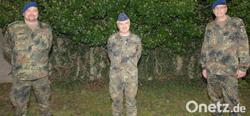 Der neue Leiter des Sanitätsversorgungszentrums Oberfeldarzt Dr. Roland Vogl (von links), Oberstarzt Dr. Harald Fischer, Leiter des übergeordneten Sanitätsunterstützungszentrums sowie Oberstarzt Dr. Stephan Franz Heinz an seinem letzten, aktiven Diensttag. Bild: hbe