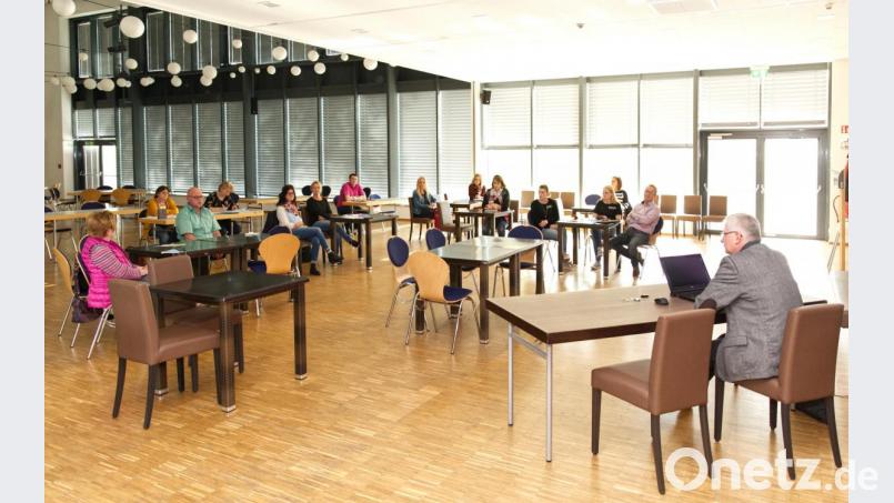 Wie die örtlichen Musikvereine und -gruppen zukünftig ihre Nachwuchsarbeit koordinieren, wurde unter anderem beim Treffen in der Stadthalle besprochen. Mit auf dem Bild die Vertreter der Vereine sowie der Kindertagesstätten und Bürgermeister Johannes Reger (rechts). Bild: njn