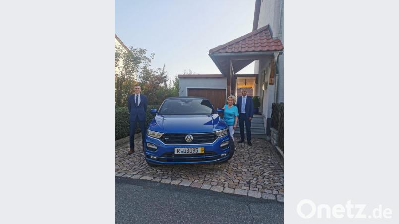 Für Elisabeth Landskron hat sich das Gewinnsparen rentiert: Sie hat einen nagelneuen VW T-Roc Cabriolet gewonnen. Mit ihr gefreut haben sich Regionalmarktleiter Stefan Schedl (rechts) und Privatkundenberater Nikolas Wiesnet (links). Bild: wmi